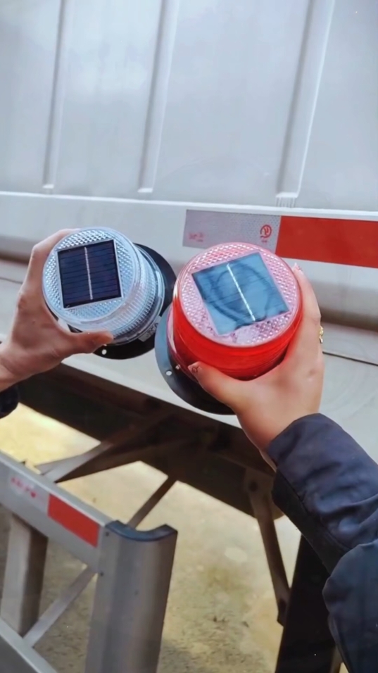 LED solar warning light Magnetic suction car roof flash light Night traffic barricade light Strobe signal light#Solar warning lights # solar flashing work lights # good things for cars #fyp #foryou #tiktokshop #goodthing 