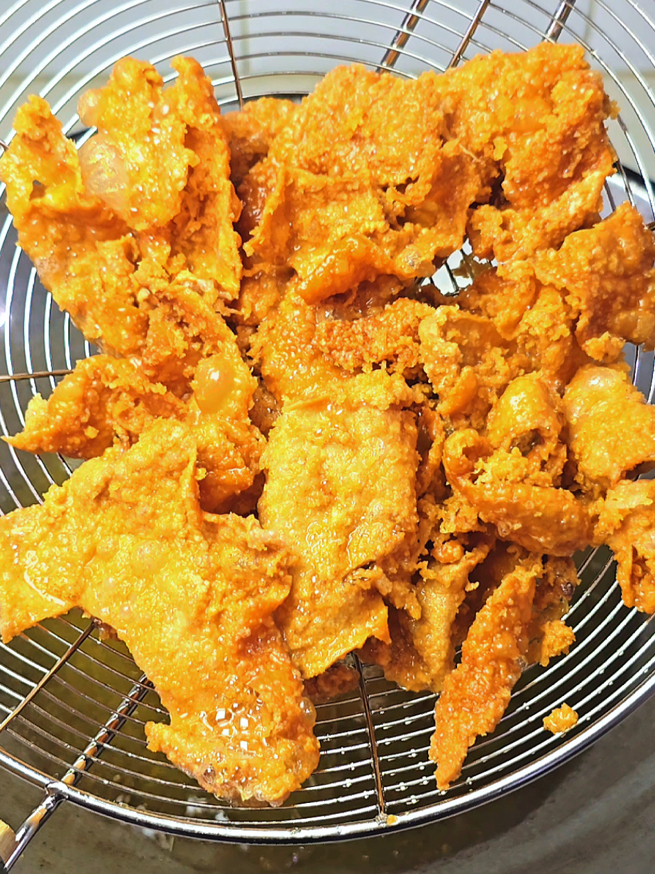 หนังไก่ทอดตราคุณนันท์เดอะทอด ใช้เวลาทอด 3-5 นาที ก็ได้หนังไก่กรอบๆ #หนังไก่คุณนันท์ #คุณนันท์Theทอด 