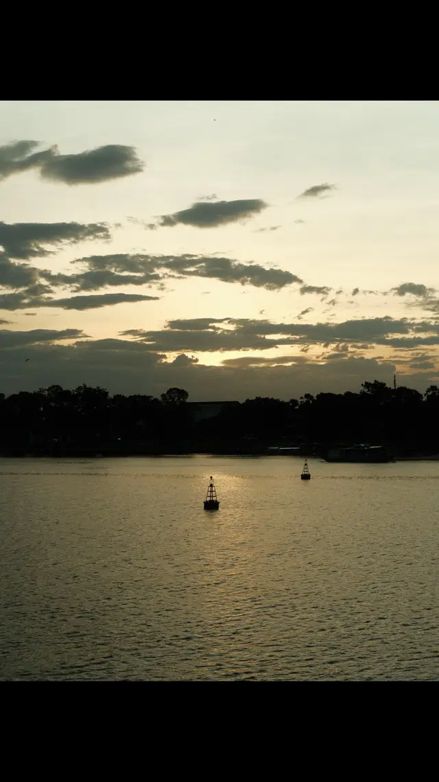 Sao em buồn ? Em có nhớ dòng sông ? Một cơn gió lay cũng ồn ào vì nhớ sóng Đoá hoa hồng vẫn cài trên mái tóc Em có kịp thức dậy lúc hừng đông. #chupanh #fujifilm #hue #weekend #songhuong 