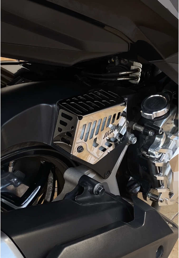 Ganti cover hugger air blade gini kan cakep, udah rada mengkilap nih bagian kanan 😁 #variomodifikasi #varionistyindonesia #vario125 