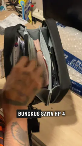 Bisa muat banyak dan simpel praktis inspired kantong doraemon’ #tiktokafiliate #youngalxanderstore #slimbag #keranjangkuning 