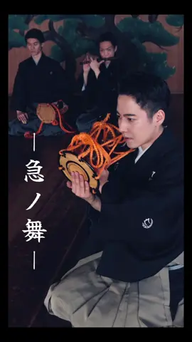 映画『国宝』でも印象的に描かれる歌舞伎「道成寺」の“急ノ舞”。 華やかな舞が次第に速く、激しくなり、囃子と一体となって高まる緊張感はまさにクライマックス。 清姫の情念が美しさと恐ろしさを同時に放ち、観る者を圧倒します。 #国宝 #道成寺 #歌舞伎 