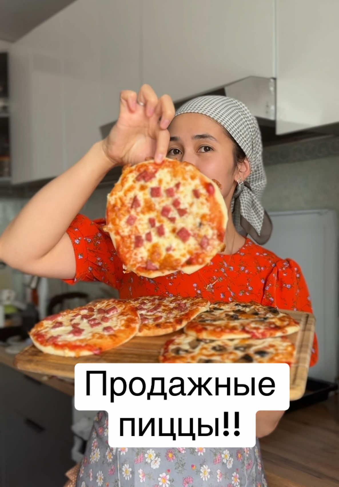 Такие мини пиццы за сколько сдаете в магазины?? Рецепт тесто сделала на глаз: Теплая вода  Растительного масло 2ст.л Соль Сахар Дрожжи  Мука  Замесила мягкое тесто как на булочки баурсаки!!!! #выпечкадомашняя #рекомендации #recommendations #respect #пицца #пиццаза5минут #pizza #pizzalover #pizzatime 