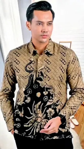 Batik menteri 85 hadirkan kemeja batik pria lengan panjang potong slimfit motif Mahabarata. kemeja batik modern ini cocok untuk ngantor, kondangan atau acara lainnya. kamu bisa dapatkan kemeja batik modern ini di tautan kuning spesial promo hari ini.  #batik #batikpriaslimfit #batikmodern #batikprialenganpanjang #batikmenteri 