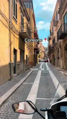 📍 Corleone, Sicile 1️⃣ À 1h de Palerme 🚗 2️⃣ Connue pour Le Parrain 🎬 mais aussi la série Corleone – Il capo dei capi 📺 qui retrace la vie du mafieux Totò Riina. 3️⃣ Aujourd’hui : un village tranquille avec musées et paysages magnifiques 🌿 ✨ Corleone, entre fiction et réalité. #corleone #sicily #mafia #fyp #pourtoi 