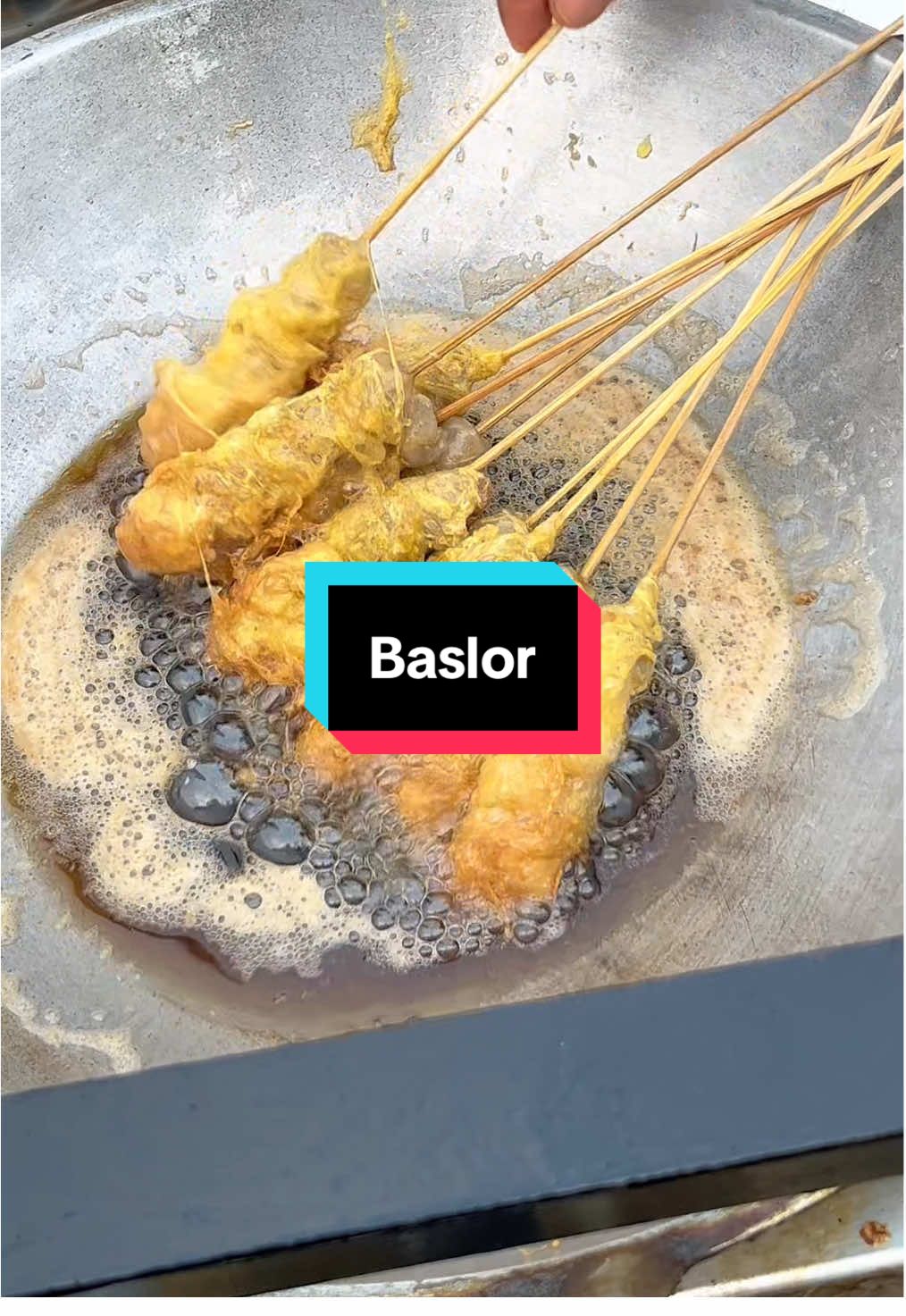 [CILACAP] Baslor dan Telur Gulung Nostalgia jajanan SD, meskipun dulu bapak ini belum jualan pas aku masih SD wkw Kalo pagi anak SD yang nyerbu, tapi kalau sore di Teluk Penyu yang nyerbu juga banyak mas-mas dan mbak-mbak🤭 📍 : Pagi di SD Petungan, sore di Teluk Penyu 💰 : Rp1.000 Rate: 🌕🌕🌕🌕🌖 #baslor #kulinercilacap #cilacap 