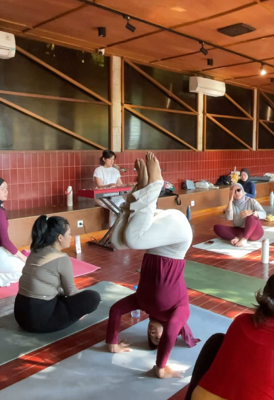 what a privilege it is to flow with kak cida while being serenade by kak @Ify Alyssa 🤍🕊️ a dreamy sunday morning well spent! thank you gagigu and pestaporarun! #yoga #yogatok #tripod #bakasana