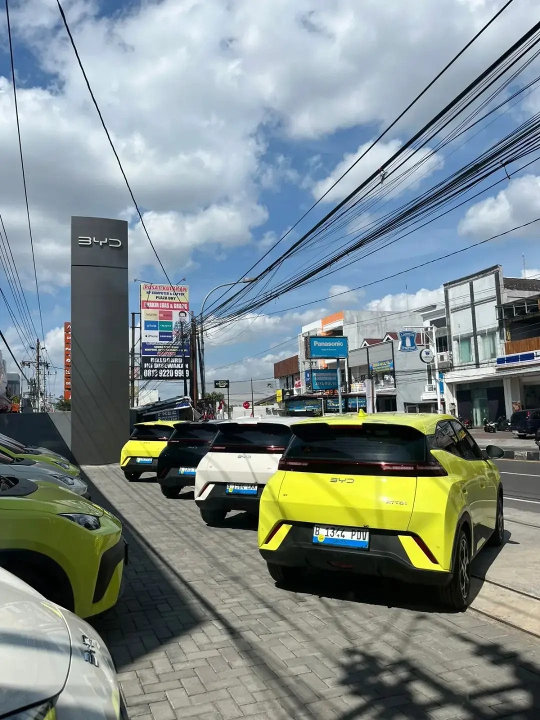Mobil Listrik dengan Harga Affordable, biaya oprasional terjangkau biaya perawatan terjangkau,  Yuk milikk segera mobil BYD Atto 1 dan pilih warna favorit kamu.  #mobillistrik #bydatto1 #bydjogja #mobillistrikindonesia #byd 