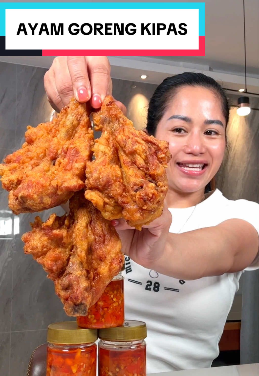 Mau ngucapin trimakasih banyak @Esterlita Alexander buat kiriman Ayam Goreng Kipasnya yang dagingnya super juicy dan Sambalnya bikin mulutnya Omay gegeeeeerrrrr!!!!  2 video Omay jadikan 1 karena penasaran dengan rasanya dan teksturnya kalau sudah digoreng lagi. Ternyata lebih enak dong, rasa Ayam Gorengnya lebih ke sedap - gurih, bunbunya merasuk sampai Tulang Ayamnya. Sambalnya bikin rasa Ayam Gorengnya semakin sempurna!!! Rasanya nyatu, cocok banget!!  Semoga Ayam Goreng Kipas menjadi salah satu makanan hasil karya Konten Kreator viral di tahun inu, amin #faridanurhan #awurawuremplok 