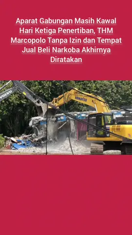 MEDAN-Ratusan aparat gabungan dari Polda Sumut, Polrestabes Medan dan Polres Binjai serta TNI, Satpol PP, dan instansi terkait dikerahkan untuk menertibkan bangunan di kawasan Tempat Hiburan Malam (THM) Marcopolo di Jalan Sei Petani, Dusun Tanjung Pamah, Desa Namo Rube Julu, Kecamatan Kutalimbaru, Kabupaten Deli Serdang. Sabtu (16/08/2025) Penertiban ini memasuki hari ketiga dan menjadi titik akhir dari rangkaian eksekusi yang sudah direncanakan pemerintah. Sejak pukul 09.30 WIB, apel pengamanan dilaksanakan di pelataran Marcopolo dan dipimpin Kabag Ops Polrestabes Medan, Kompol Pardamean Hutahaean, S.H., S.I.K., M.H. Dalam arahannya, ia menegaskan penertiban kali ini ditargetkan rampung. “Hari ini kita lanjutkan eksekusi penertiban Marcopolo. Semua langkah kita lakukan secara tegas, tertib, dan tetap mengedepankan pendekatan humanis,” ujarnya. Tak lama berselang, sekitar pukul 09.55 WIB, empat unit alat berat mulai bekerja merobohkan bangunan yang berdiri di belakang Marcopolo. Aparat gabungan berjaga ketat di lokasi, sementara Satpol PP bersama personel TNI-Polri melakukan pengamanan terbuka maupun tertutup. Meski sempat muncul provokasi dari sejumlah warga, situasi berhasil dikendalikan. Enam orang diamankan dan langsung dibawa keluar dari lokasi. “Kami tidak ingin terjadi benturan. Proses hukum tetap berjalan, namun penertiban harus terlaksana demi menjaga ketertiban umum,” tegas seorang perwira pengendali di lapangan. Hingga sore, proses pembongkaran berjalan sesuai rencana. Tercatat, dua rumah panggung kayu, satu garasi, dua pos, satu pondok kecil, serta seluruh paving block berhasil diratakan. Bangunan KTV yang berbahan beton masih tersisa dan akan menjadi fokus eksekusi berikutnya. Sebelumnya, Gubernur Sumut Bobby Nasution sudah menegaskan bahwa  tempat tersebut tidak ada izinnya. “Memang secara legalitas, tempat yang akan kita lakukan eksekusi memang tidak ada (izinnya). Baik izin bangunan (peruntukan), izin tempat hiburan malam dari Pemerintah Provinsi juga tidak pernah kita keluarkan. Ditambah lagi tadi info dari Kapolda, ada kegiatan jual beli Narkoba di dalam bangunan yang mau kita hancurkan,” tegas Bobby dihari pertama Penertiban (14/08). Penertiban ditutup dengan apel konsolidasi dan seluruh rangkaian berjalan aman, tertib,#fypシ゚viral  