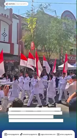 📍 Jalan Malioboro Pintu Barat Kepatihan Yogyakarta ⏰ 13.00 WIB - Selesai Dalam rangka memperingati HUT Kemerdekaan Ke-80 RI, Dinas Pariwisata Daerah Istimewa Yogyakarta  menyelenggarakan Pawai Kemerdekaan Jogja Fashion Carnival 2025 pada Minggu (17/8). Kegiatan tersebut, bukan sekadar parade, tapi juga ajang mengenang perjuangan pahlawan dan mengisi kemerdekaan dengan karya serta semangat positif. Baca Selengkapnya di: jogja.antaranews.com Video: Anwar Annas Rifa'i  Edit: indra Kurniawan  Terus ikuti informasi menarik di: jogja.antaranews.com Follow & Subscribe: Instagram: @antarayogyakarta  Tiktok: @antarabiroyogyakarta  Youtube: antara yogyakarta #ANTARAbersatudukungIndonesiamaju #antaranews #antaranewscom #antaranewsyogyakarta #YogyaIstimewa    