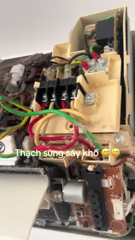 Điều hoà bị thạch sùng vào gây chập nổ bảng mạch #dienlanhphunggia #suadieuhoa dienlanhphunggia.com
