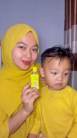 Setelah mandi si kecil aku selalu oleskan Konicare Minyak Telon. Hangatnya pas, bantu cegah perut kembung, melindungi dari gigitan nyamuk serta serangga hingga 8 jam. Recommended ⁠formulanya lebih alami, lebih lembut, dan wanginya premium dari essential oil.  📍 Sudah tersedia di Alfamart, Indomaret, dan Konimex Official Store ya, Moms! @Konicare Indonesia  #RekomendasiMinyakTelon #PilihanTerbaik #WangiLembutPremium 