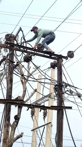 Rate this Lineman from 1 to 10 No Boots, No Gloves 