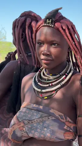 wanita suku Afrika ini menghias rambut mereka dengan tanah Merah,,itu sebagai simbol kecantikan mereka#fyp #decumentasiafrika #promoseruweekend  #tiktok #fouryoupage 