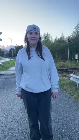 Alkku hius taustalla 😆 (en kyl osaa sanoja ) #fryyyyyyyyyyy #tiktoksuomi #pori #sampola 