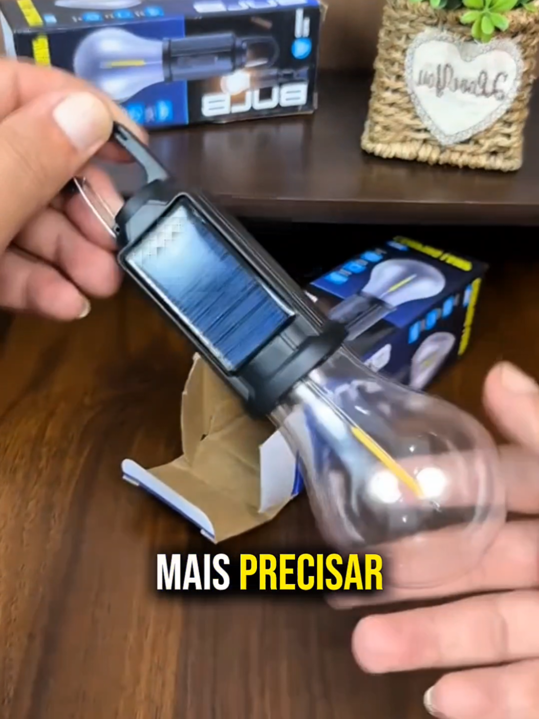 De liga nessa lâmpada incrível para acampamento!  #acampamento #camping #curiosidades #luzsolar #pescaria 