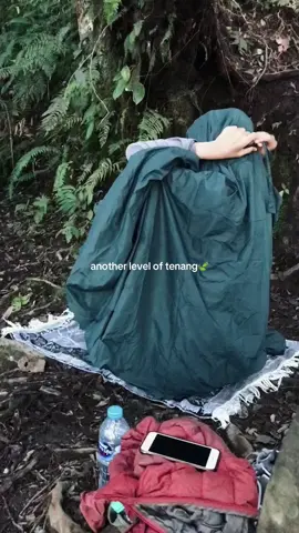 Menyempatkan sholat di tengah pendakian merupakan salah satu pengingat bahwa tujuan utama kita adalah kembali kepada-Nya.💚 #pendakigunung #pendakiindonesia #wilisviajurangsenggani #jurangsenggani #tulungagung24jam 