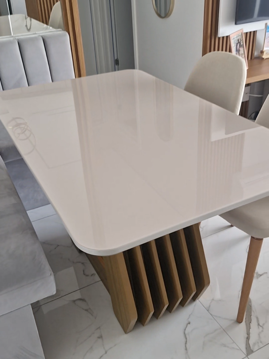 A Mesa Ágata 130x80cm traz um design moderno com base ripada em madeira e tampo em MDF/Vidro Off White, perfeita para deixar seu ambiente sofisticado e aconchegante. 🪑✨ 👉 Aproveite a oferta especial e garanta já a sua! #MesaAgata #DecoraçãoModerna #SalaDeJantar #MesaComEstilo #TikTokShop 