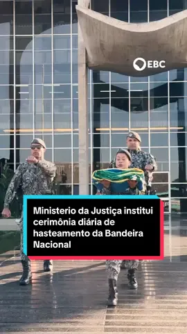 SOBERANIA | O Ministério da Justiça e Segurança Pública (MJSP) instituiu oficialmente a cerimônia diária de hasteamento e arriamento da Bandeira Nacional na sede do ministério. A medida tem como objetivo promover o respeito aos símbolos nacionais. Assinada pelo ministro Ricardo Lewandowski, a portaria determina que a cerimônia seja realizada diariamente no Palácio da Justiça, em Brasília, seguindo os ritos. O hasteamento ocorre às 8h e o arriamento às 18 horas, de segunda a sexta-feira. Acompanhe as redes da EBC.