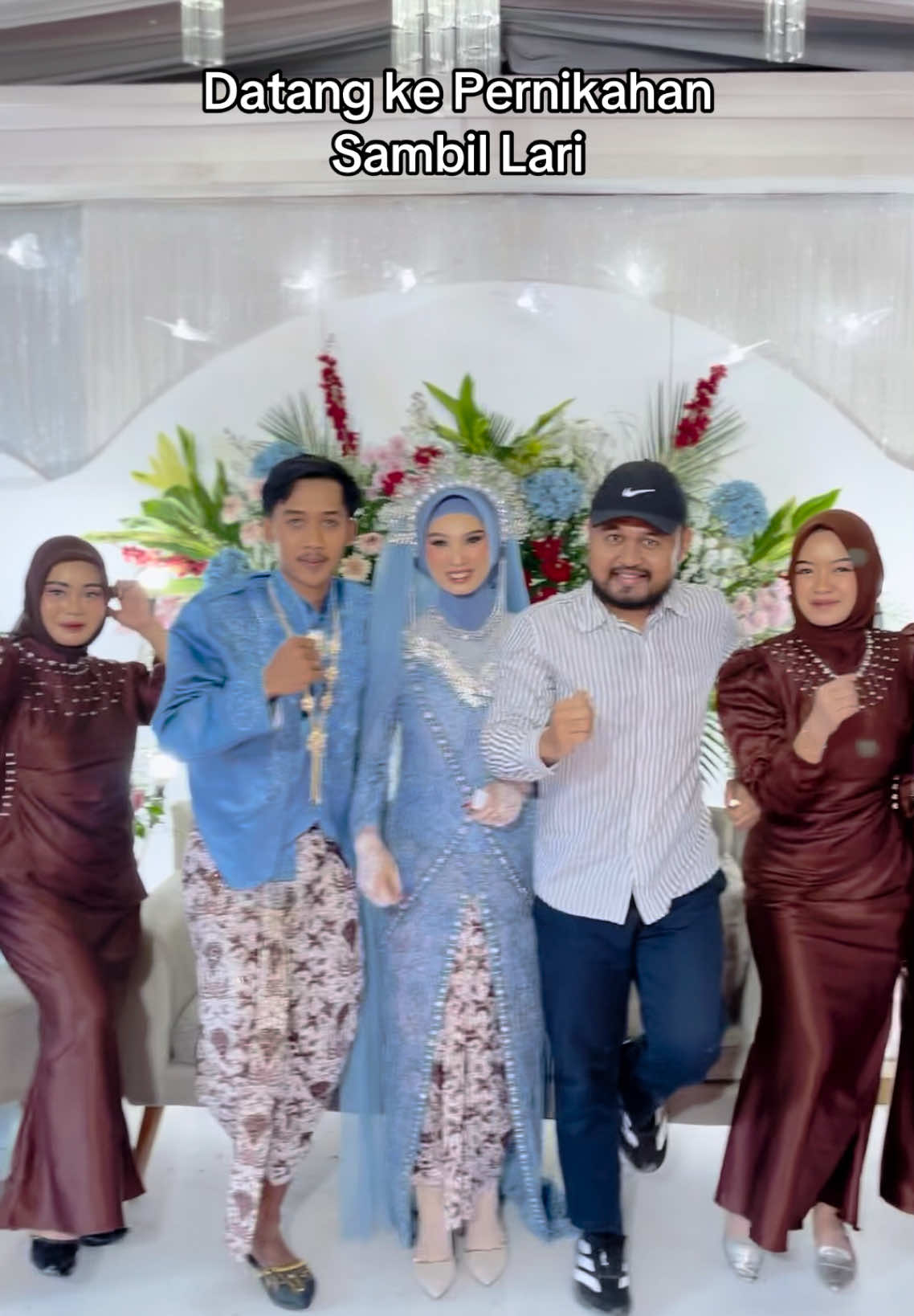 Habis long run langsung kondangan, tak lupa dengan pose andalanku dihadapan fotografer fotoyu #pernikahan #kondangan #wedding #weddingcontentcreator #pelarikalcer 