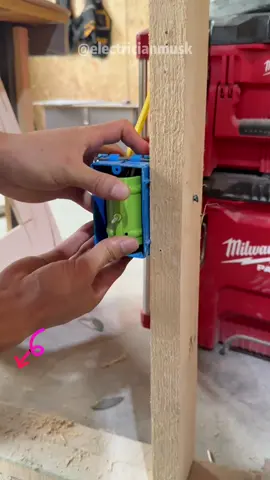 Excelente localizador de cajas eléctricas#sparky #electriciansoftiktok #electricianlife #tiktokshop #bluecollar #plumber #drywaller 