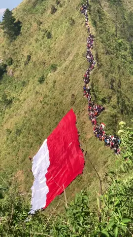 17 agustus cerah banget🤩 #gunungandong1726mdpl #17agustus #upacarabendera #upacaradiatasgunung #andongviapendem 
