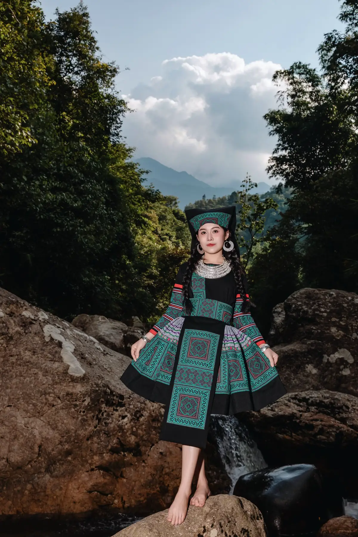 Hôm nay xin phép e Huyền được hoá thân thành gái bản . 🥰 Trang điểm + chụp ảnh : @TRẦN HOÀ - CHAPA STUDIO - SAPA 