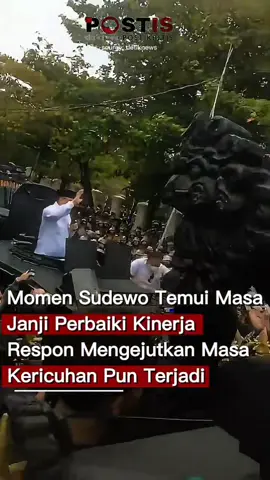 Bupati Pati, Sudewo, akhirnya turun langsung menemui massa aksi di depan kantor bupati pada Rabu (13/8/2025). Demonstrasi tersebut menuntut dirinya mundur dari jabatan. Sekitar pukul 12.16 WIB, Sudewo datang dengan kendaraan taktis milik kepolisian dan menyampaikan permintaan maaf serta janji memperbaiki kinerja. Namun, massa merespons keras dengan melempar sandal ke arahnya, sehingga aparat segera mengamankan Sudewo kembali ke dalam rantis Brimob untuk keluar dari lokasi. #bupatipatisudewo #patiupdate #fyp #viral #trending 