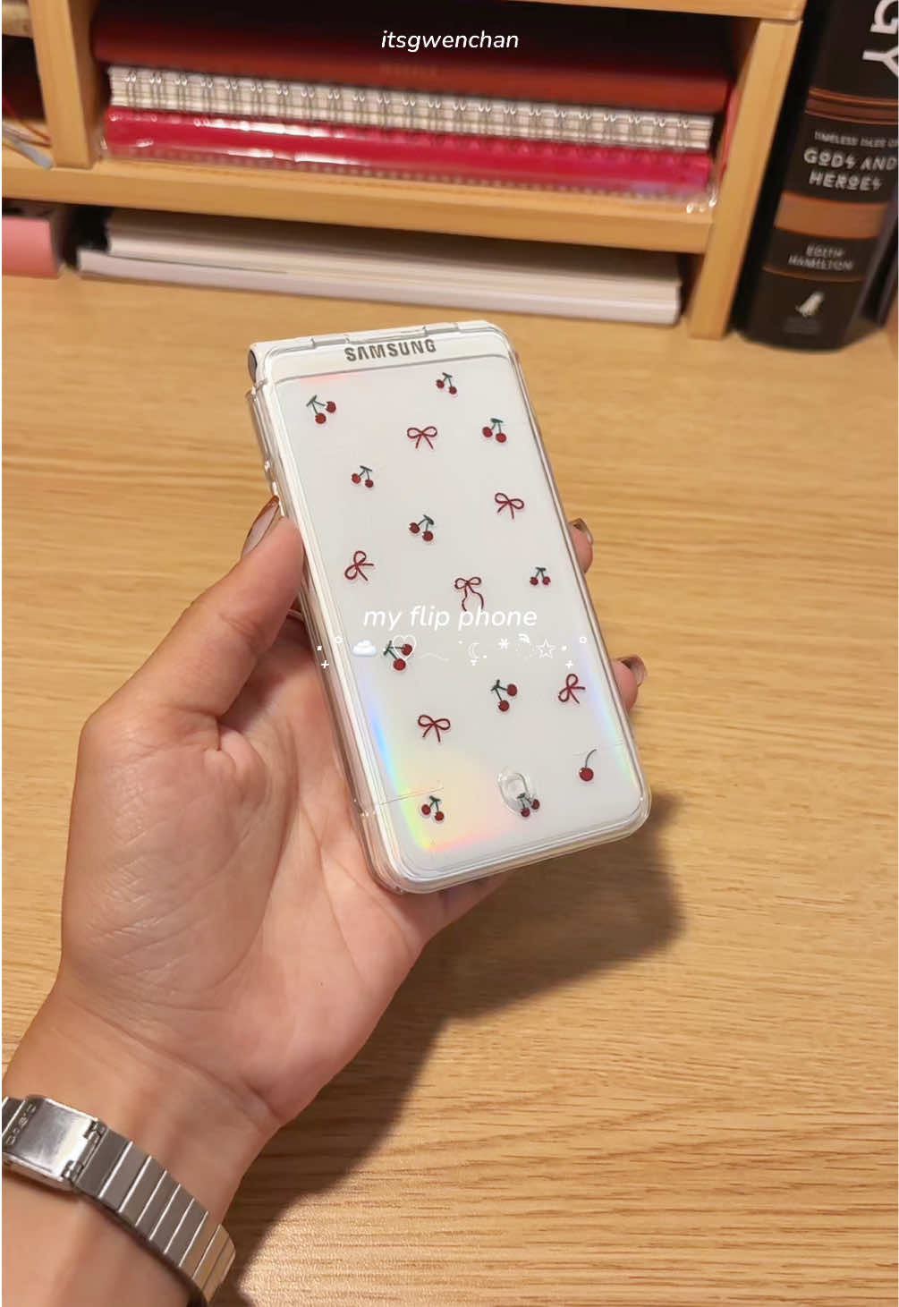 my dream phone, still alive and clicking hahaha💖 #samsungfolder2 #flipphone #retro #aesthetic #itsgwenchan 