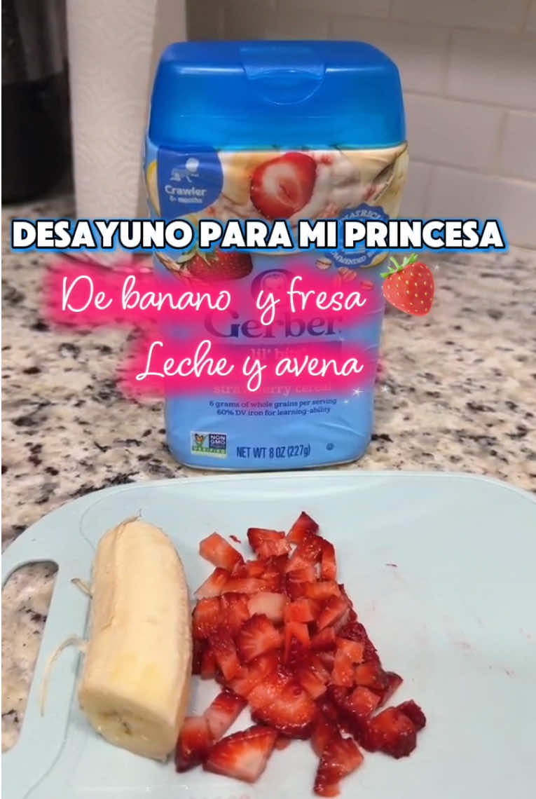 Desayuno para mi princesa de banano y fresa 🍓 avena y leche de fórmula  . . . #DesayunoHechoenCasa #alimentacioncomplementaria 