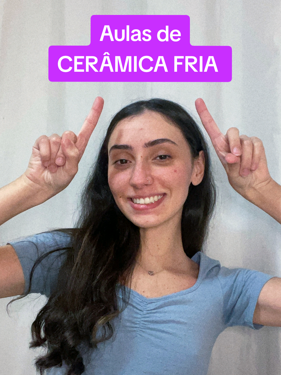 A primeira aula da série Aulas Gratuitas de Cerâmica fria! Esse vídeo foi muito pedido então agora eu to trazendo pra vocês ✨ A maioria dos vídeos vão ser práticos então até o final dessas aulas a gente vai ter feitos várias peças juntos 🥰 Espero que vocês gostem e que ajude na jornada de cada um na cerâmica fria ❤️ perfis indicados: @Pollicromia  @Yan | Cerâmica Fria  @gazoo studio  #ceramicafria #airdryclay #argila  #arte #ceramica