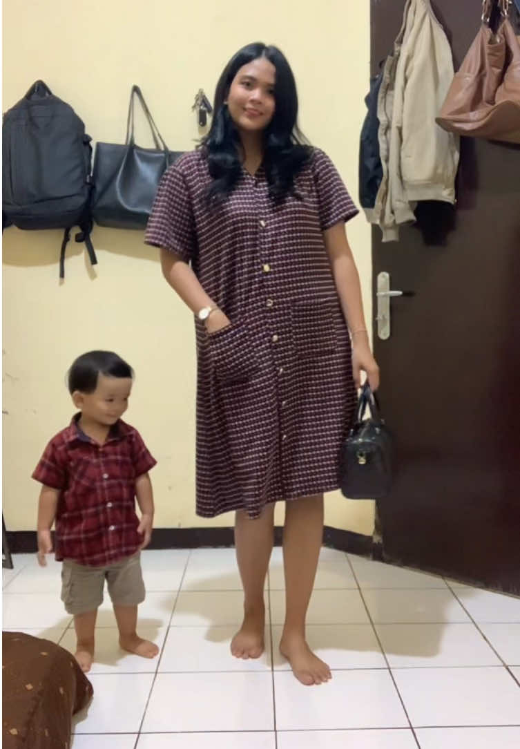 Ketika ibu2 ootd dirumah vs diajak jalan suami👜📈. Ada yang sama ga nih bu ibu?😁 #OOTD #MomsofTikTok #ootdfashion #fyp #ootdinspo 