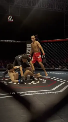 KHI NGUYỄN XUÂN PHƯƠNG BẬT CHẾ ĐỘ CUỒNG NỘ 🤯😰 Head kick Thành Thoan -> Gối bay vào đầu Tiến Long -> Quay lại đánh gục Thành Thoan bằng cơn mưa đấm. Tất cả chỉ diễn ra trong vỏn vẹn hơn 10 giây. #lionchampionship2025 #LIONChampionship #lc25 #lionchampionship25 #xuhuong 