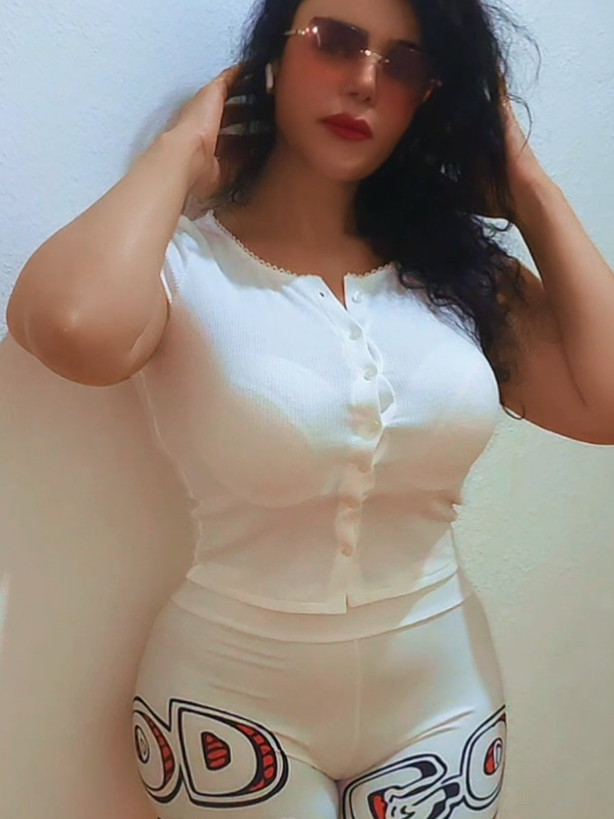 برأيكم الافضل هو الأبيض او الأحمر اي ستيل تشوفو حلو  #النمسا #سالزبورغ #فيينا #الشيخة 