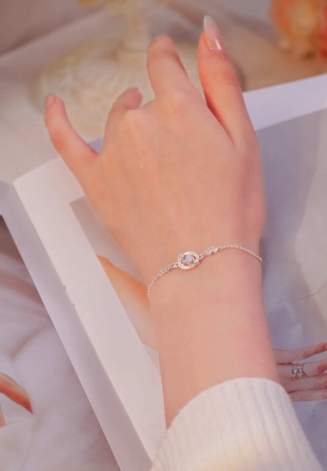 Để tình chị em đi lên không thể thiếu món quà bất ngờ, chiếc lắc tay LT0333 đá Moonstone vibes công chúa này được ☺️🌻#tleejewelry #daychuyenbactlee #lactaybactlee #khuyentaibactlee #trangsuc 