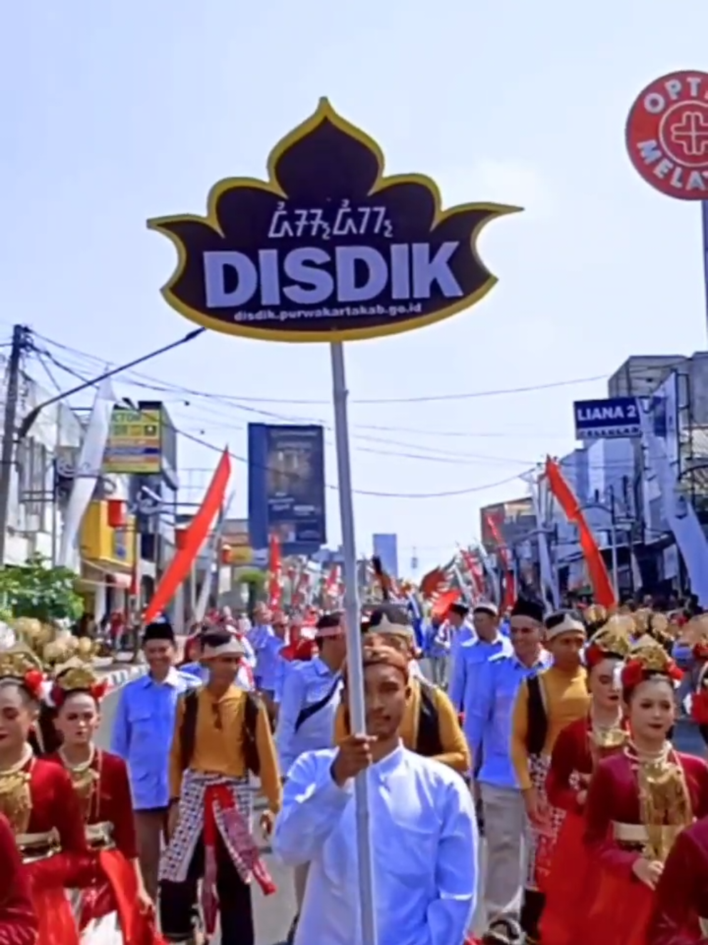 Plt. Kepala Dinas Pendidikan (Kadisdik) Purwakarta, Sadiyah, M.Pd Pimpin Karnaval Mobil Hias HUT RI KE 80. . #disdikpurwakarta #jawabarat #jabar #purwakarta #hutri 