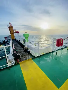 මේ ලස්සන දකින්නත් පින් කරල තියෙන්න ඕනි 🥹❤️😮‍💨 #lifeatsea #sea #beautiful #workatsea #seamantiktokers🚢 #srilankan_tik_tok🇱🇰 #fypシ゚ #viral #trending #dreamcatcher #a_magical_view #peace 