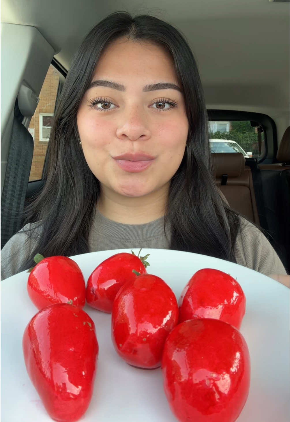 Probando las FRESAS DEL AMOR🍓♥️ ¿Ya las han probado? 😋  Cantidades👇🏻 Brigadeiro: 20 gr de mantequilla 395 gr de leche condensada 200 gr de crema de leche 4 cdas de leche en polvo Caramelo: 400 gr de azúcar 120 ml de agua 150 gr de glucosa 15 ml de vinagre blanco Colorante rojo  Receta inspirada por @Alessandra | Fácil de preparar   #mukbang #fyp #crunchy #fresasdelamor #morangodoamor 