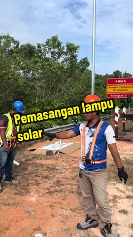 Proses pemasangan lampu jalan solar#electrician #kontraktor #fyp #solar #safety 