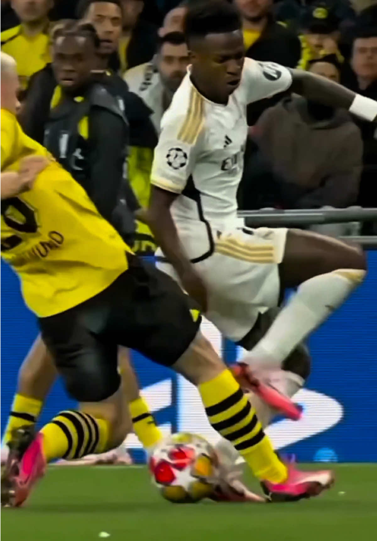 Learn this viral 1v1 football skills ⚽️🔥 #football #footballskills #Soccer #1v1football #viral 