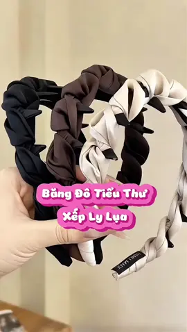 “Muốn xinh chuẩn tiểu thư thì không thể thiếu băng đô xếp ly lụa thanh lịch, dễ phối đồ, không trơn trượt, mẫu 2025 – phụ kiện vừa sang chảnh vừa tiện dụng. ✨ Chị em nhanh tay đặt ngay để sở hữu item hot trend này nhé!” @mebuvinh #review #bangdo #caitoc #phukientoc #mebuvinh 