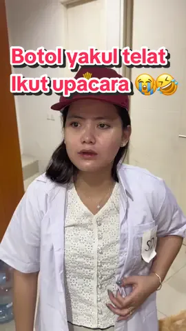 Ngga jadi upacara dia 😭🤣 #vianrina #vianinowa #viantianglistrik #couplecomedy 