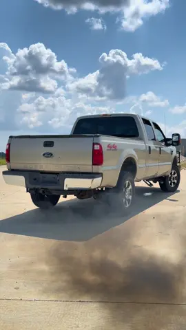 The 6.4 Powerstroke is infamous for exploding, but I like it 💣 Special thanks to @Reed Lampe  #64powerstroke #powerstroke #powerstrokenation #dieseltrucks 