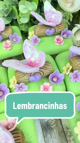 ✨ Borboletas, flores e um toque de magia! 🦋💖🌸💫 Assim surge uma lembrancinha encantadora para festa no tema jardim das borboletas 🦋🦋🦋 E aí, me conta: qual cor você usaria nas flores? 💜💛💗 #Biscuit #ArtesanatoEmBiscuit #PassoAPassoBiscuit #Lembrancinhas              