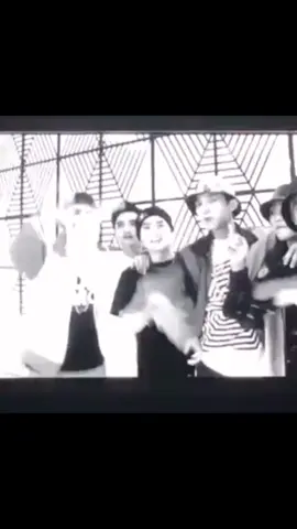 ( 140817 Unreleased VCR) I feel like y’all are gonna really like this one.. I surely do!! it made me really happy to watch though I wish I could post all 3+ mins of it. It has memories scattered from 3 eras 🥹 #exo #exol #kpop #cpop #foryou 