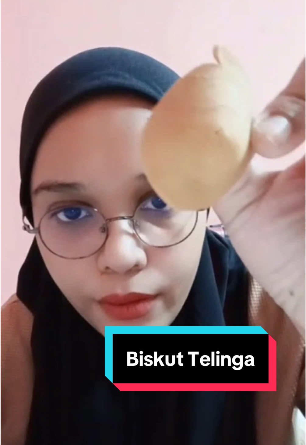 Terima kasih @emirantsya sebab cuba Biskut Telinga kami & share review jujur dia! 😍 Ni memang favourite dia — tengok la, tinggal sikit je dalam bekas! 😆 Bentuk macam kuih bawang, rasa rangup & lemak masin, memang layan depan TV! Siapa suka jajan oldschool, ni wajib try 💯 Check out beg kuning sekarang sebelum habis! 🛒 #biskuttelinga #kuihbawangstyle #snacklegend #jajanviral #fyp 