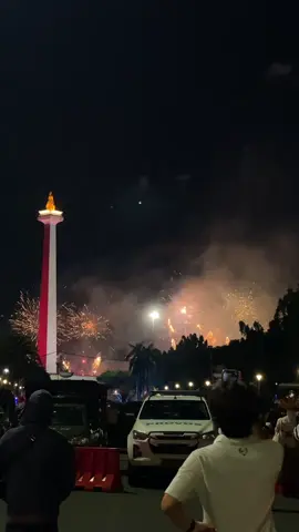 Bahagia sederhana itu: berhenti sebentar, menikmati kembang api. 🤍  #kembangapi #monas #nightsky #hutkemerdekaan 