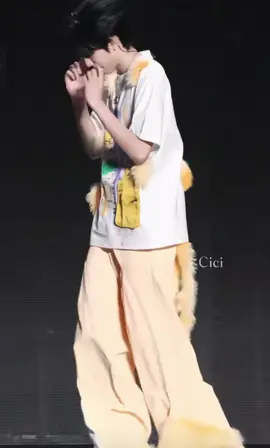 Bài này ALong từng nhẩy trên trường rồi nè, bây giờ anh nhẩy trên sân khấu nha😂😂#truongquenguyen_zhangguiyuan_张桂源#along#tfgiatocf4#concertstram2thanhdao