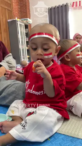 Merdeka!! Itu bukan sekedar kata tapi makna bahwa kebebasan adalah hak setiap anak bangsa. tapi.. apakah makna ini bisa dirasakan setiap anak? Mereka memang belum mengerti tapi mereka bisa memahami arti bebas bukan berarti dilepaskan… #bayiterlantar #pantiasuhan #pantibayi #merdeka #rumahanakalfatihah 